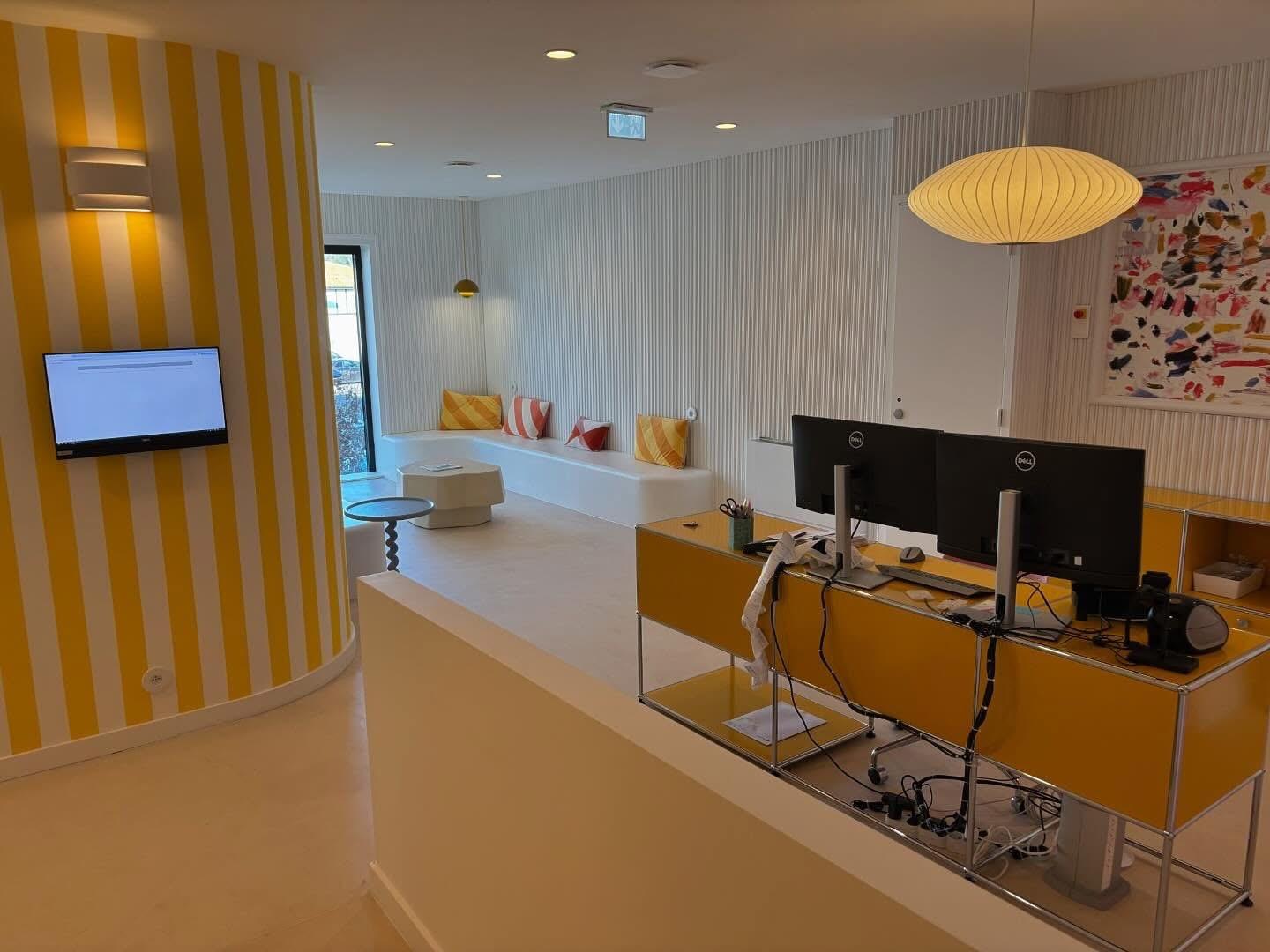 Espace intérieur aménagé avec comptoir d’accueil