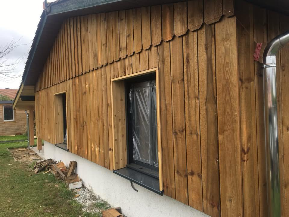 Bardage en bois posé sur une façade de maison